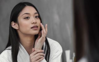 Demam 'Holographic Skin-Patch': Tren Sulam Kulit Wajah Instan Berbasis Proyeksi Cahaya 3D yang Bikin Warga Jakarta Tampil Glowing Tanpa Skincare Sepanjang Oktober 2026