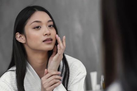 Demam 'Holographic Skin-Patch': Tren Sulam Kulit Wajah Instan Berbasis Proyeksi Cahaya 3D yang Bikin Warga Jakarta Tampil Glowing Tanpa Skincare Sepanjang Oktober 2026
