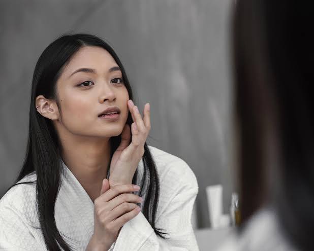 Demam 'Holographic Skin-Patch': Tren Sulam Kulit Wajah Instan Berbasis Proyeksi Cahaya 3D yang Bikin Warga Jakarta Tampil Glowing Tanpa Skincare Sepanjang Oktober 2026